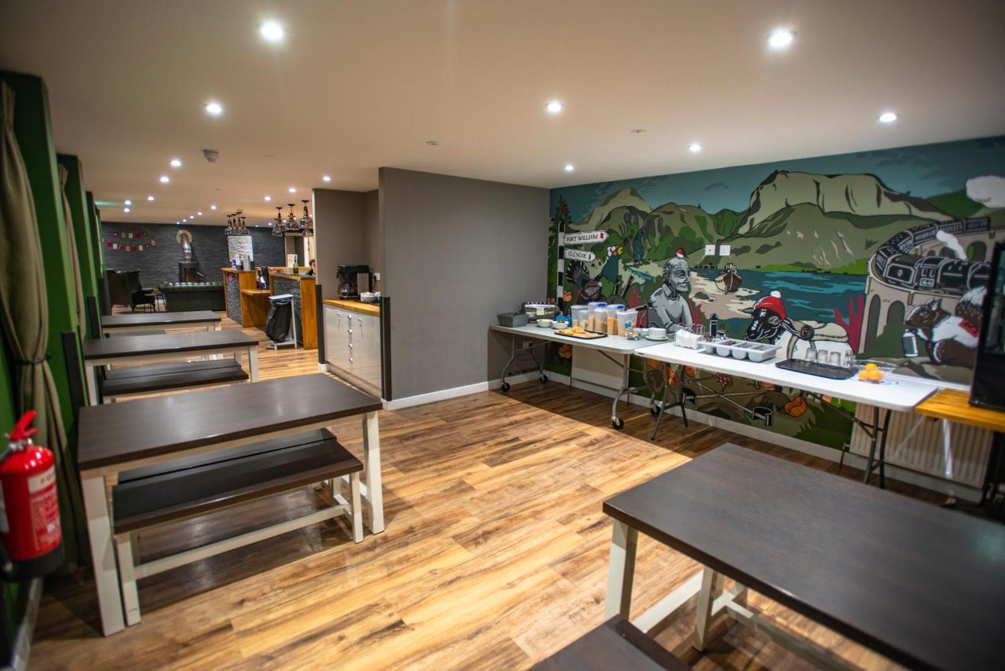 Glen Nevis Youth Hostel Fort William Luaran gambar The interior of a Costa Coffee shop
