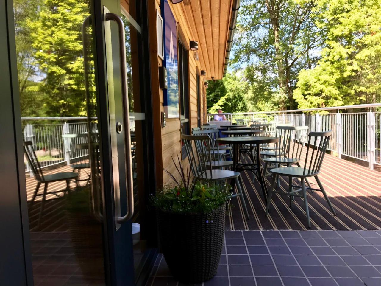 Glen Nevis Youth Hostel Fort William Luaran gambar The deck at the restaurant
