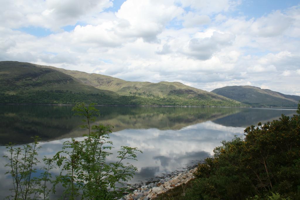 Glen Nevis Youth Hostel Fort William Luaran gambar The view from the A591
